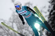 Simon Ammann beim letztjährigen Weltcup-Skispringen auf der Titlis-Schanze in Engelberg. (Bild: Gian Ehrenzeller/Keystone (17. Dezember 2017))
