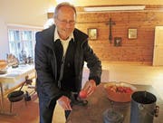 Kulturkommissionsmitglied Roger Rusterholtz führt eine alte Apfel-Schälmaschine vor. (Bilder: Corinne Hanselmann)