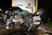 Durch den Unfall wurde das Auto massiv deformiert. (Bild: Kapo SG)