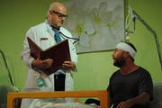 Alois Waldis (links), Regisseur und zugleich in der Rolle des Chefarztes Dr. Berner mit seinem Patient Alfred Hediger, gespielt von Pidi Morf. (Bild: Monika van de Giessen, 6. November 2018)