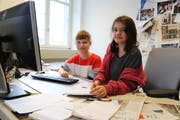 Milana Dell (links) und Celine Bischoff haben sich am Zukunftstag als Journalistinnen versucht. (Bild: Jolanda Riedener)