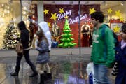 Bereits im Oktober bieten die Warenhäuser Weihnachtsdeko an. (Bild: Martial Trezzini/Keystone)