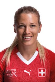 Die Krienserin Lara Dickenmann, derzeit verletzte Mittelfeldspielerin des Schweizer Fussballnationalteams der Frauen. (Gaetan Bally/Keystone (Kloten, 8. Juni 2018))