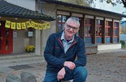 Primarschulpräsident Thomas Wieland vor dem Kindergarten Falken, der einem Neubau weichen soll. (Bild: Mario Testa)