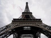 Ein Element der Originaltreppe des Eiffelturms wird versteigert. (Bild: KEYSTONE/EPA/YOAN VALAT)