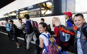 Zwischenhalt im Hauptbahnhof Zürich: Eine 4. Klasse aus Bischofszell auf ihrer Schulreise im Sommer 2009. (Bild: Keystone/Walter Bieri)
