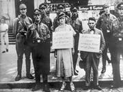 Im Rahmen von den im November 1938 vom Naziregime in ganz Deutschland organisierten Gewalttaten wurden etwa in Hamburg Juden verfolgt, verschleppt und zur Schau gestellt. (Bild: KEYSTONE/STR)