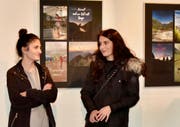 An der Vernissage im Fabriggli wurde über die gelungenen Bilder und Worte zum Thema Heimat diskutiert. (Bild: Heidy Beyeler)