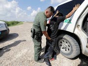 Asyl gibt es nur noch bei offiziellen Grenzübergängen: Die USA verschärfen im Kampf gegen illegale Einwanderer das Asylrecht. (Bild: KEYSTONE/AP/DAVID J. PHILLIP)