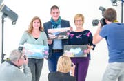 Die drei strahlenden Gewinner posieren mit ihren Werken. (Bild: PD)