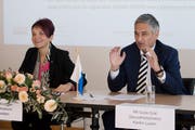 Die Regierungsräte Michèle Blöchliger (NW) und Guido Graf (LU) bei der Vertragsunterzeichnung. (Bild. Corinne Glanzmann (Stans, 7. November 2018))