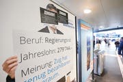 Die Plakate im April 2017 am Bahnhof Zug, die mit Heinz Tännler und Matthias Michel für die Initiative für mehr bezahlbaren Wohnraum warben, mussten nach einer Anordnung des Kantonsgerichts entfernt werden. Vorher brachten die Initianten einen Zensur-Kleber an. (Bild: Stefan Kaiser (Zug, 20. April 2017))