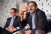 Roger Köppel, SVP-Nationalrat (links), und BDP-Nationalrat Duri Campell am Podium zur Selbstbestimmungsinitative in der Luzerner Swissporarena. (Bild: Boris Bürgisser, 7. November 2018)