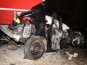 Bei der Kollision mit einem geparkten Sattelanhänger wurde ein 51-jähriger Autolenker tödlich verletzt. (Bild: Kapo St. Gallen)