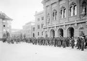 Ordnungstruppen bewachen das Bundeshaus in Bern während des Landesstreiks im November 1918. (Bild: Schweizerisches Bundesarchiv)