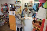 Monika Raible (hinten) bedient eine Kundin. Diese hat soeben Kinderkleider vorbeigebracht, am Verkaufserlös erhält sie eine Beteiligung. (Bild: Martin Rechsteiner)