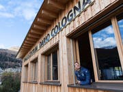 Dario Cologna am Fenster «seines» Langlaufzentrums in Davos (Bild: KEYSTONE/GIAN EHRENZELLER)