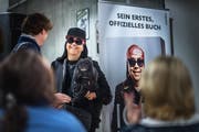Die Winkekatze aus dem TV fehlt, dafür ist Pudeldame Chocolat dabei: Wahrsager Mike Shiva im Rösslitor. (Bild: Michel Canonica)