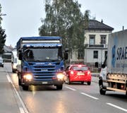 An der Eschliker Bahnhofstrasse verkehren jeden Tag zwischen 10'000 und 12'000 Fahrzeugen. (Bild: PD)