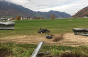 Das Auto liegt im Wiesland. (Bild: Giulia Jung/ Radio Pilatus)