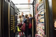 Sascha Nemeth zeigt den Teilnehmerinnen des Zukunftstages den Serverraum der ARI. (Bild: Tanja Braun)