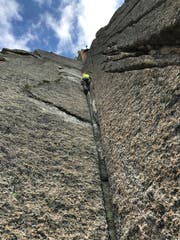 Während Hans Gisler die über 100 Meter lange Rissverschneidung passiert, kreisen Bergdohlen hoch über der Salbitschijen-Südwestwand. (Bild: Thomas Hediger (Göschenen, 28. Juli 2018))