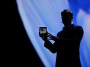 Der Bildschirm kann zusammengeklappt werden: Samsung präsentierte am Mittwoch den Prototypen für ein faltbares Smartphone-Display. (Bild: KEYSTONE/AP/ERIC RISBERG)