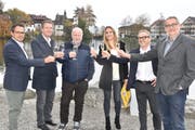 Stossen auf die Jubiläums-Wiga 2019 unter neuem regionalem Aktionariat und Verwaltungsrat und neuer Messeleitung an: Aktionär Harry Müntener, der Buchser Stadtpräsident Daniel Gut, Aktionär Hansjörg Lutzi, Sarah Bolter vom Messebüro, Leone Ming von der Lihga (Messeleitung und Kommunikation) und Aktionär Hardy Rothenberger. (Bild: Thomas Schwizer)