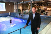 Mall-Centermanager Jan Wengeler vor der Oana-Surfwelle – deren Eröffnung war für ihn der Höhepunkt des ersten Mall-Jahres. (Bild: hor (Ebikon, 7. November 2018))