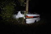 Das Auto war in zwei Bäume geprallt. (Bild: Zuger Polizei)