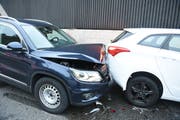 Zwei der bei der Karambolage beschädigten Autos. (Bild: Luzerner Polizei)