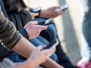 Das mobile Online-Leben hat nicht nur schöne Seiten: Ein Drittel der Jugendlichen wurde einer Umfrage zufolge schon von Fremden mit unerwünschten sexuellen Absichten kontaktiert. (Bild: KEYSTONE/CHRISTIAN BEUTLER)
