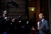 Der Französische Premierminister Edouard Philippe im Gespräch mit Journalisten am Rande des Treffens der G6-Innenminister in Lyon. (Bild: Christophe Ena/AP, 8. Oktober 2018)