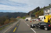 Ein Auto geriet auf die Gegenfahrbahn. (Bild: Schwyzer Polizei)