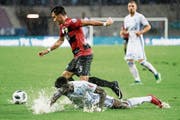 Die 1. Partie zwischen Lausanne (unten Sancidino Silva) und Kriens (Anthony Bürgisser) endete 1:1. (Bild: Jean-Christophe Bott/Keystone (20. Juli 2018))