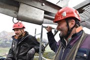 Roger Good (links) und Werner Gantenbein geniessen den Ausblick von ihrem Arbeitsplatz. (Bild: Heini Schwendener)