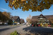 Hier sieht Buchrain noch putzig aus: Der Landgasthof Adler (rechts) gehört ebenfalls zum Zentrums-Perimeter, wo die Gemeinde einiges vor hat. (Bild: Dominik Wunderli, 5. November 2018)