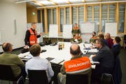 Stabschef Peter Holliger koordiniert alle Infos und nimmt die Massnahmen der Mitarbeitenden der Teilstäbe auf. (Bilder: Samuel Koch)