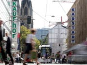Deutschland erhält einen neuen Warenhausriesen: Das Kartellamt hat die Fusion von Karstadt und Kaufhof genehmigt. (Bild: KEYSTONE/EPA/FRIEDEMANN VOGEL)