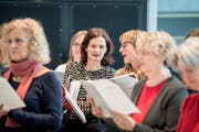 Kann ich das wirklich? Autorin Susanne Holz (Mitte) bei ihrer allererste Chorprobe im Konzertchor Klangwerk. (Bild: Nadia Schärli; Sempach, 3. November 2018)
