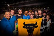 Lukas von Deschwanden posiert mit Handballfans aus dem Kanton Uri. (Bild: Jens Körner/Bildermacher-Sport, Stuttgart, 30. August 2018)