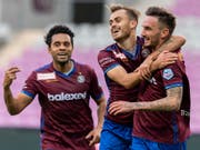 Jubelnde Servettiens (von links): Alexandre Alphonse, Timothé Cognat, Sébastien Wüthrich (Bild: KEYSTONE/MARTIAL TREZZINI)