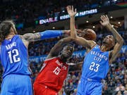 Center Clint Capela (Nr. 15) von den Houston Rockets erkämpfte sich gegen die Verteidiger von Oklahoma City Thunder 17 Punkte (Bild: KEYSTONE/FR159426 AP/ALONZO ADAMS)
