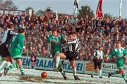 Auf seiner langen Fussballreise macht Marco Dittgen (Mitte) in der Saison 1996/97 Halt beim FC St.Gallen. (Bild: Michael Kupferschmid/KEY)