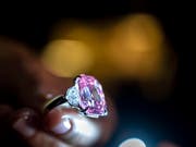 Der rosa Diamant «Pink Legacy» hat laut dem Auktionshaus Christie's einen Wert von 30 bis 50 Millionen Dollar. (Bild: KEYSTONE/MARTIAL TREZZINI)