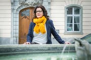 Setzt sich für Frauen ein: Nicole van Rooijen vor dem Weinfelder Rathaus. (Bild: Andrea Stalder)