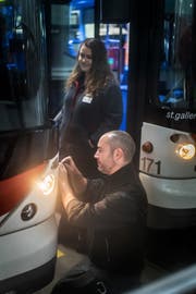 Der Mechaniker der Frühschicht ersetzt noch schnell ein Lämpchen. (Bild: Michel Canonica)