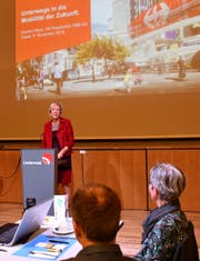 Monika Ribar während ihres Referats im Flawiler Lindensaal. (Bild: Ramona Riedener)