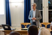 Andreas Welz, Präsident der FDP Trogen, stellte am Donnerstag im Kronensaal Trogen die Initiative «Abschaffung der Volkswahl für die Schulkommission» vor. (Bild: Claudio Weder)
