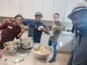 Maurice Grob inmitten einer Gruppe Musiker aus Gambia, die ihm die gambische Küche näher bringen. (Bild: PD)